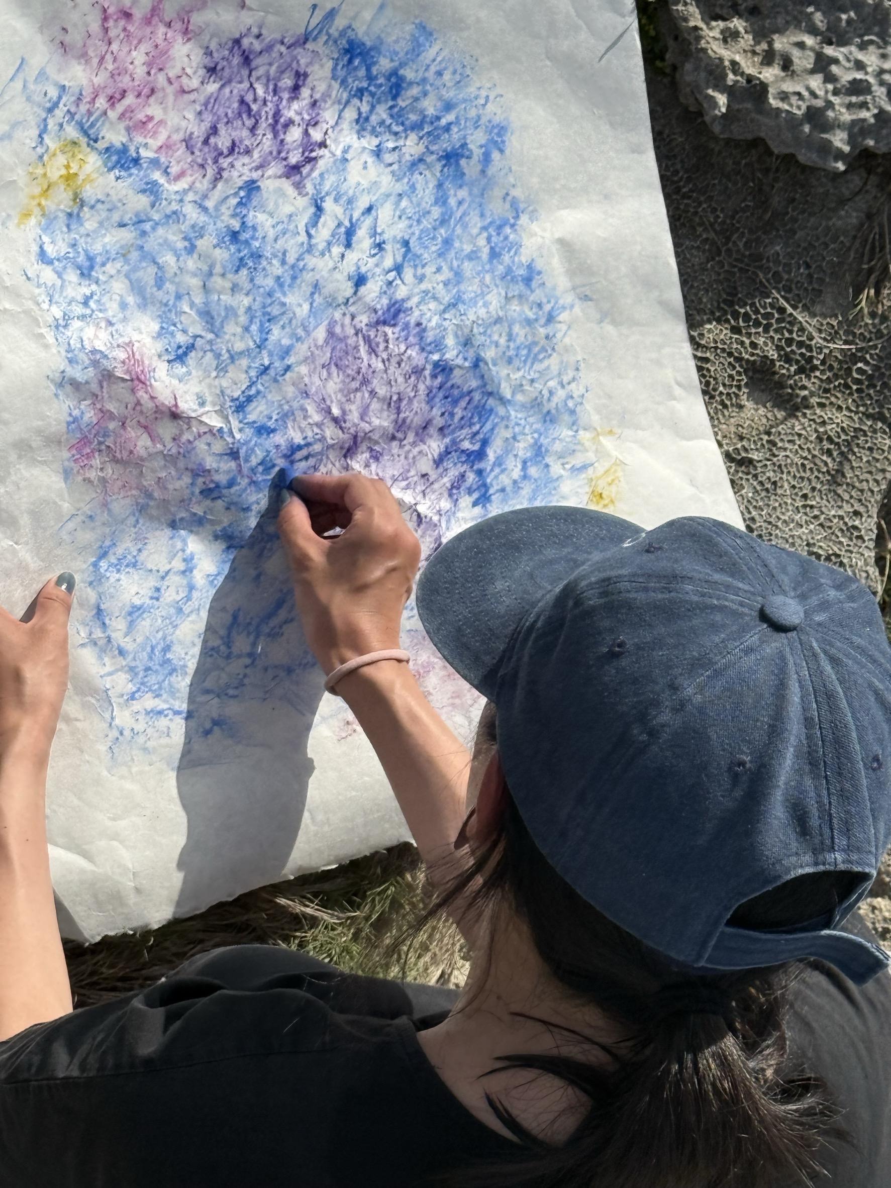 海辺でサイアノタイプを制作する様子