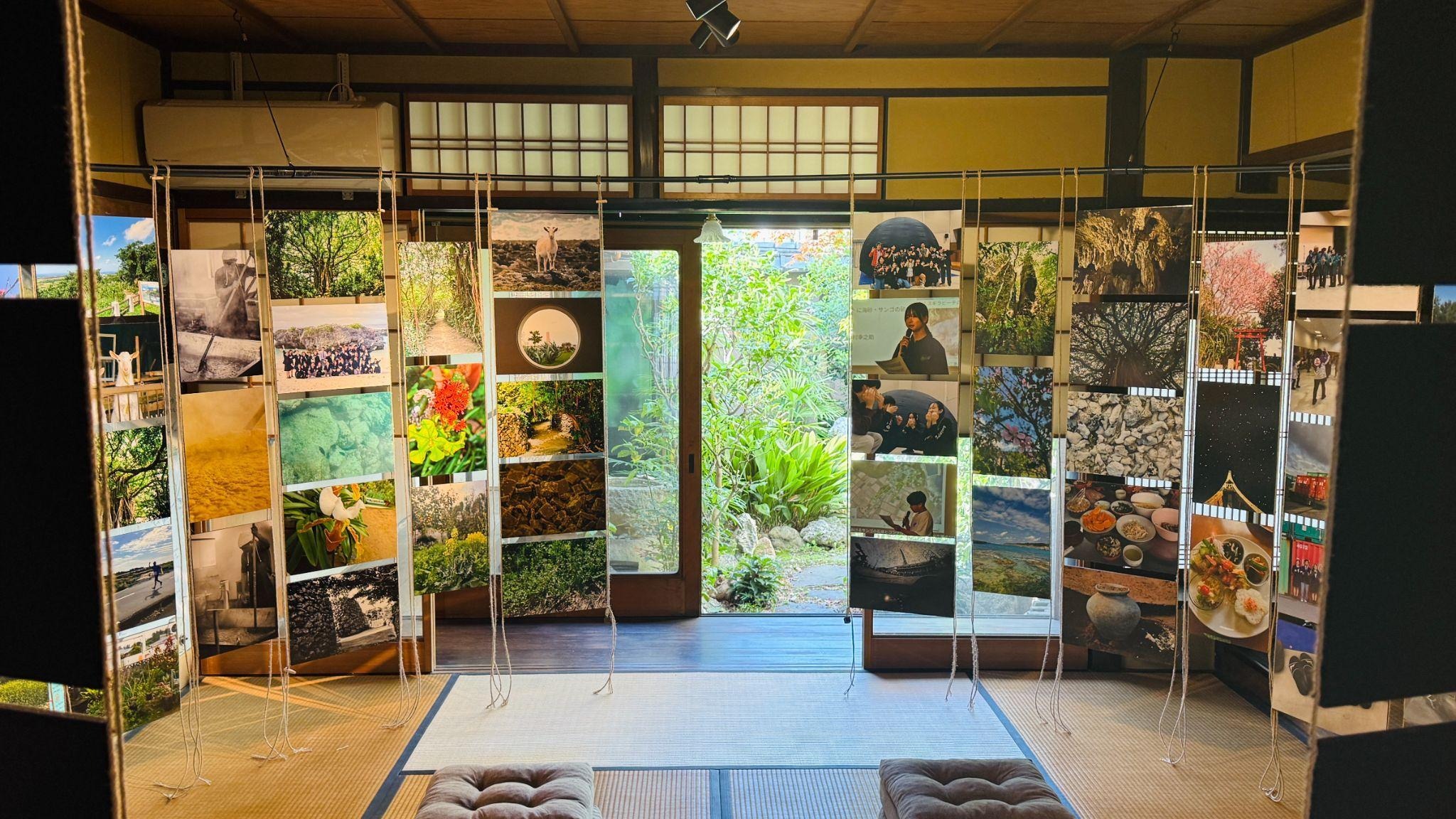島民の写真が並ぶ室内展示